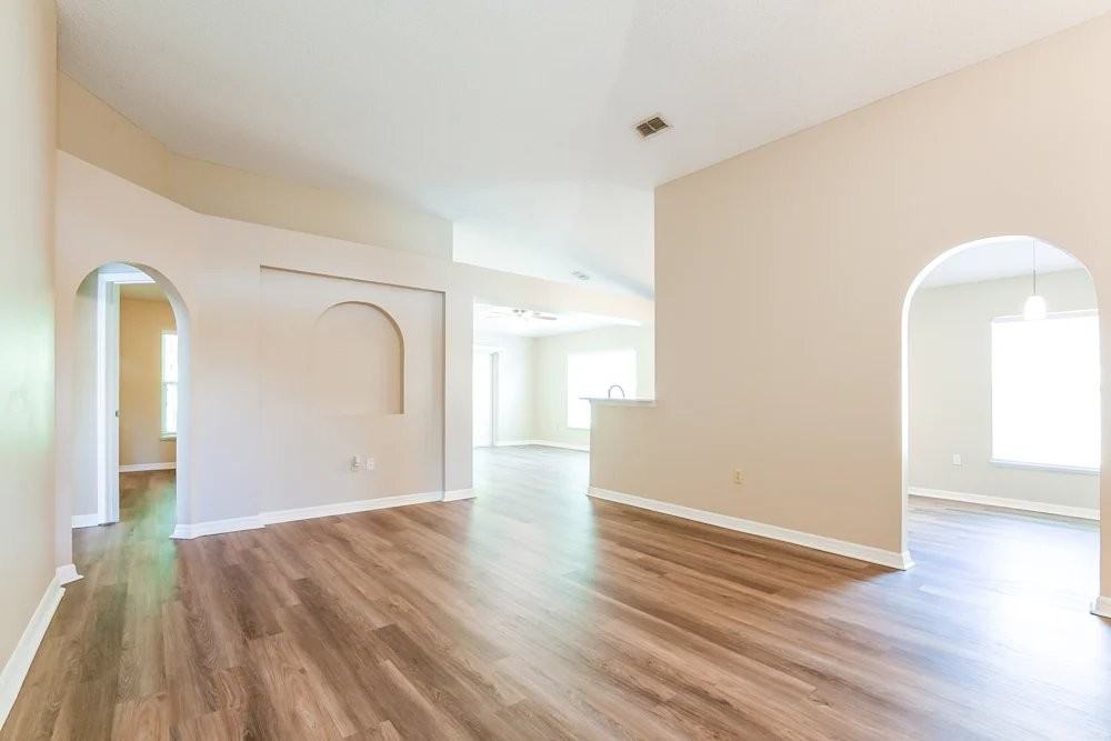 3277 Bellingham Dr - Photo 3 of 8
