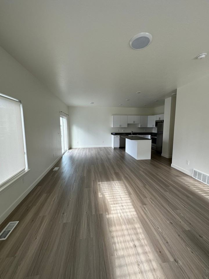 1121 E St - Photo 3 of 17