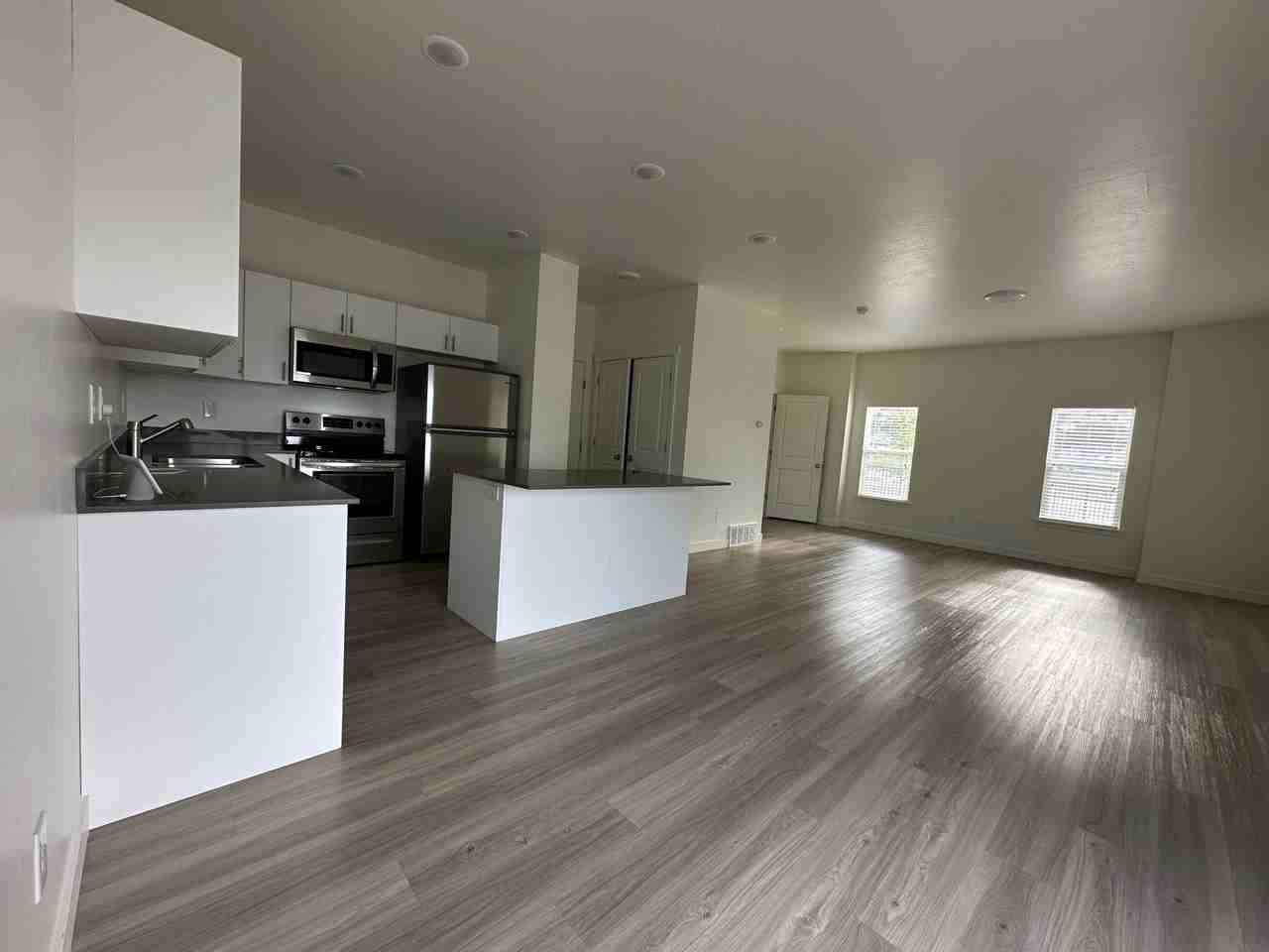 1121 E St - Photo 5 of 17