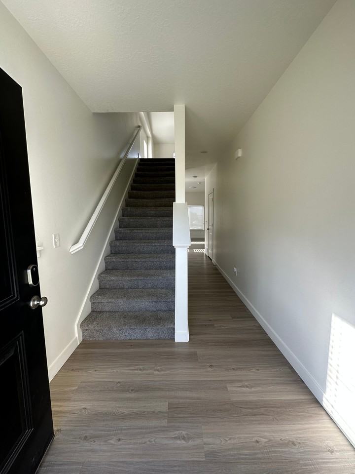 1121 E St - Photo 7 of 17