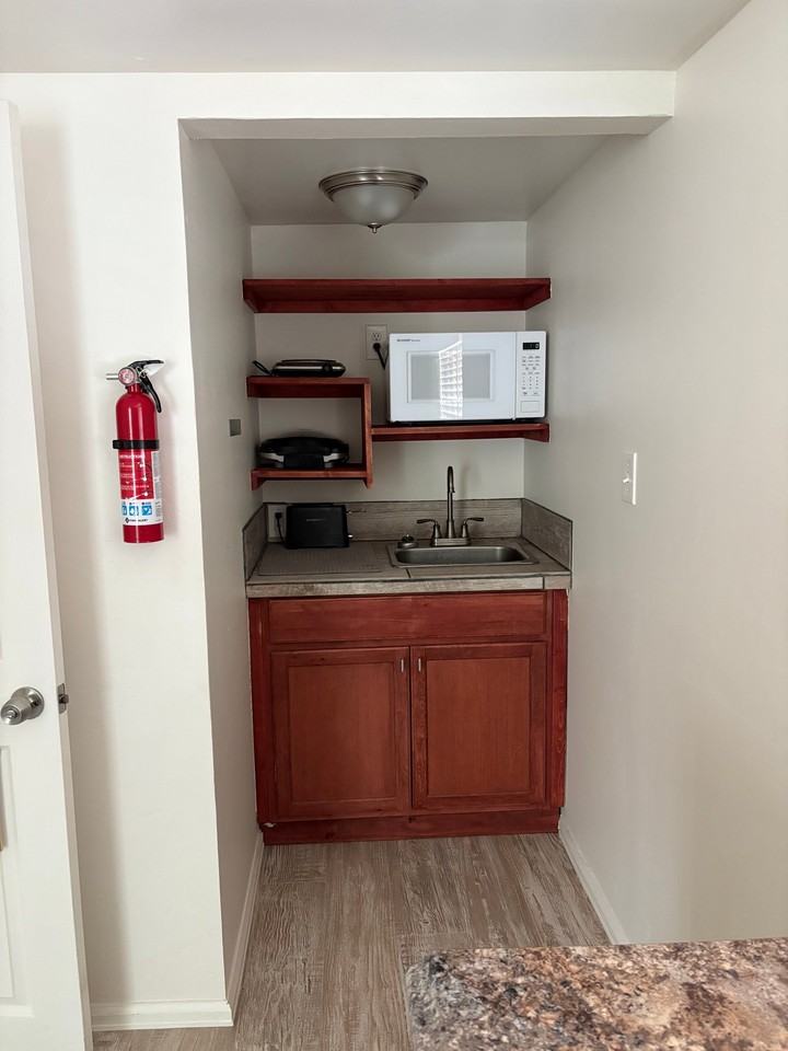 911 Teller Ave #1 - Photo 5 of 6