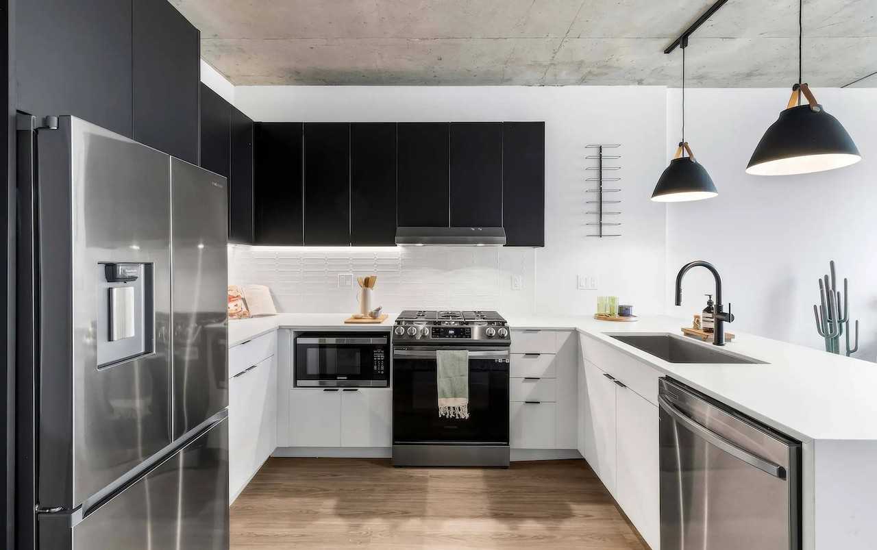 226 N Elizabeth St - Photo 3 of 12