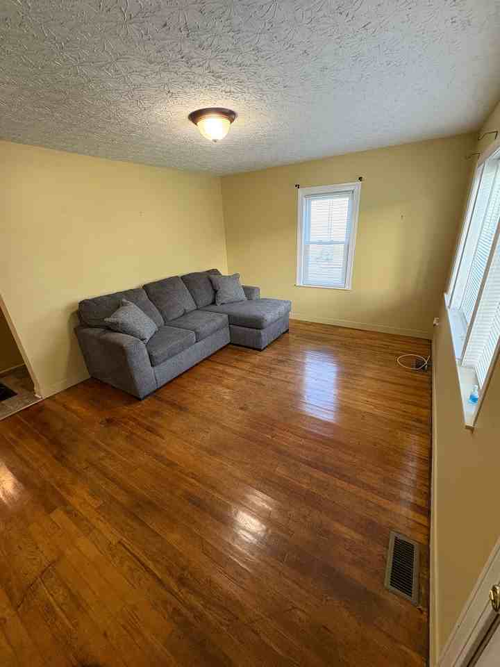 524 Meader St - Photo 2 of 9