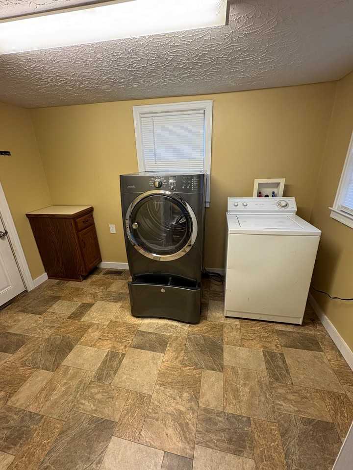 524 Meader St - Photo 7 of 9