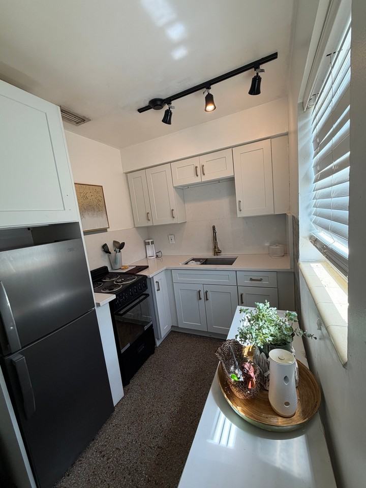 2130 Mckinley St #N - Photo 6 of 12