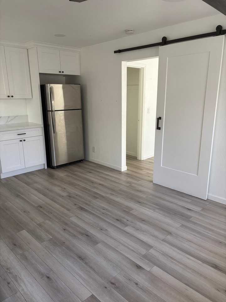 115 W Ivy St - Photo 2 of 17