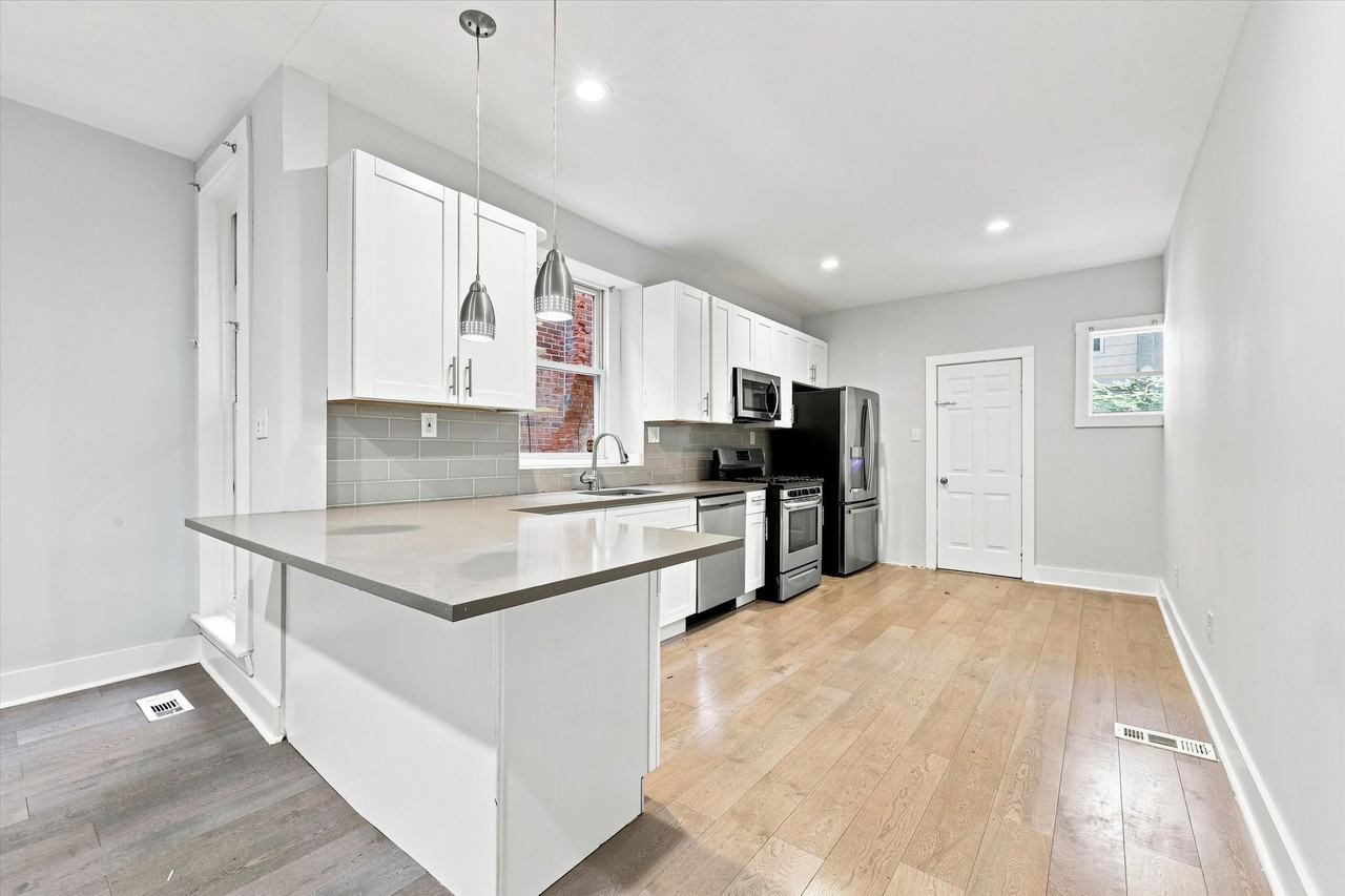 5515 Catharine St - Photo 4 of 15