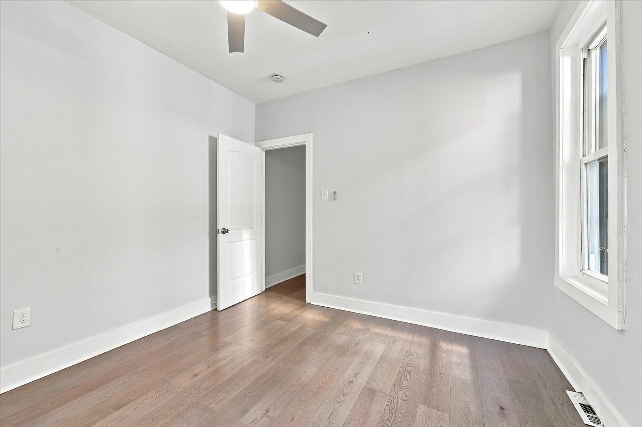 5515 Catharine St - Photo 5 of 15