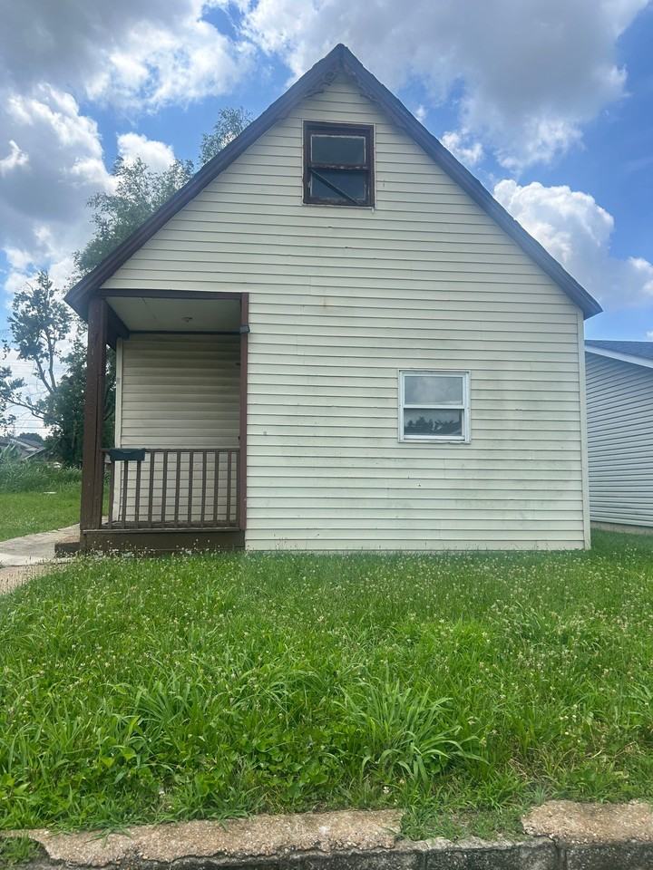 1541 5th St - Photo 2 of 17