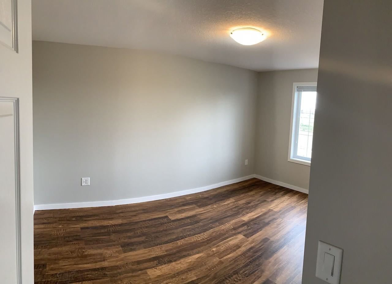 7018 24 St Se - Photo 4 of 7