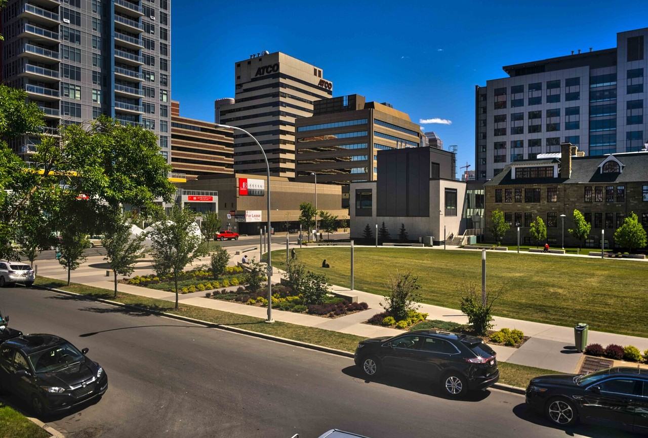 1010 13 Ave Sw - Photo 3 of 10