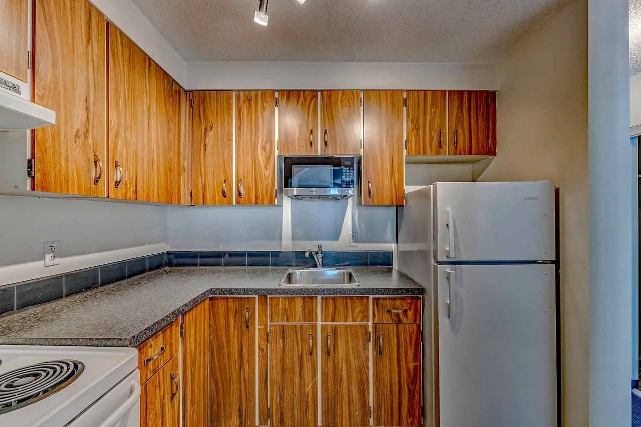 1010 13 Ave Sw - Photo 6 of 10