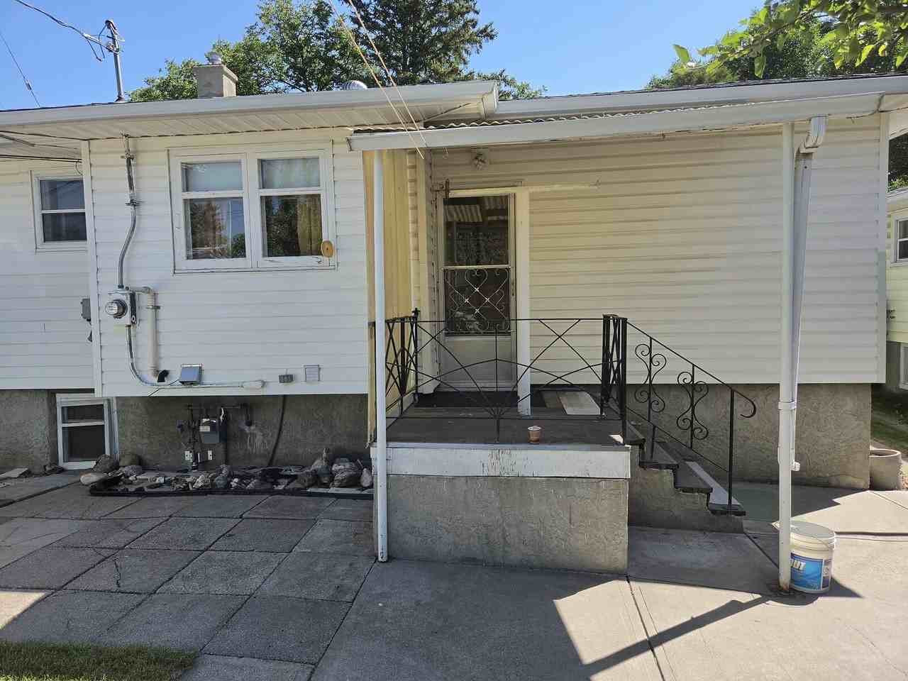 1447 Renfrew Dr Ne - Photo 2 of 20
