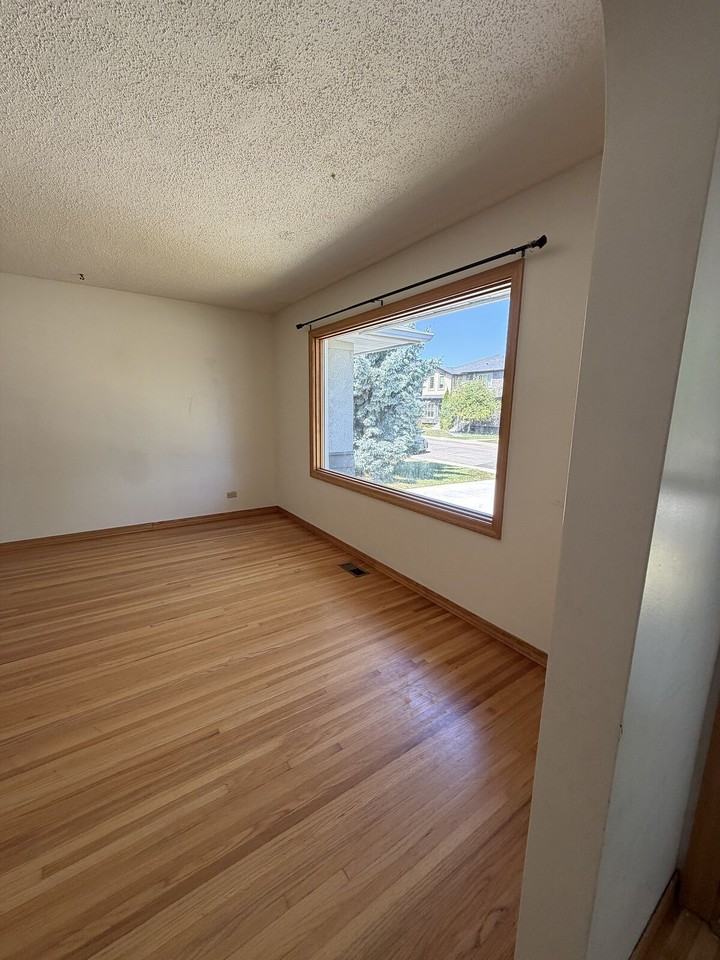525 22 Ave Sw - Photo 5 of 21