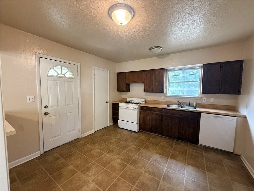 2205 Dogwood Pl - Photo 2 of 14