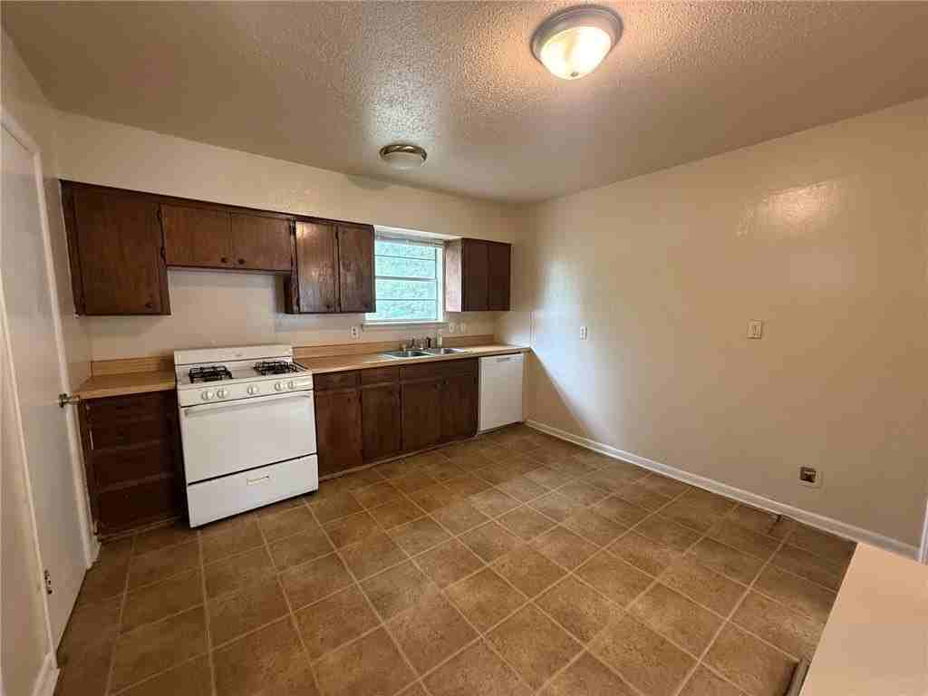 2205 Dogwood Pl - Photo 3 of 14