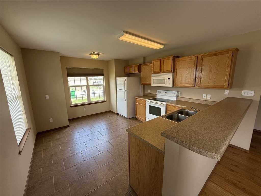 213 Foxglove St - Photo 3 of 11