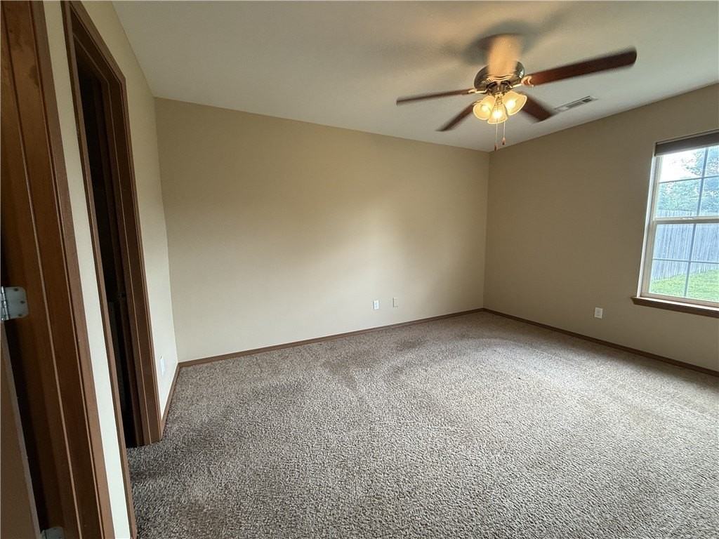 213 Foxglove St - Photo 4 of 11
