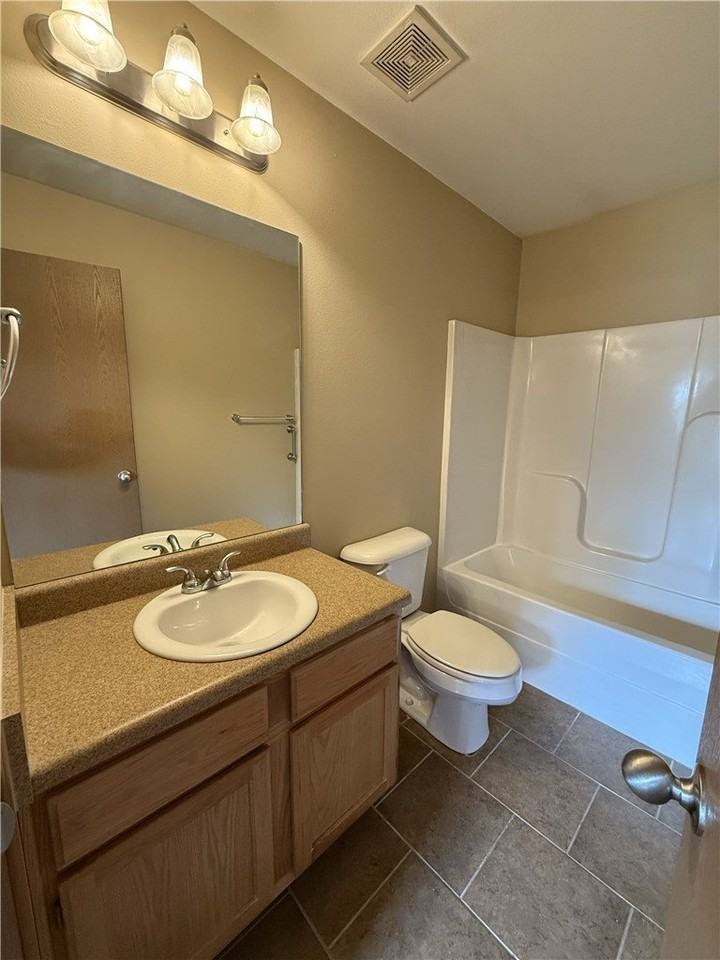 213 Foxglove St - Photo 5 of 11