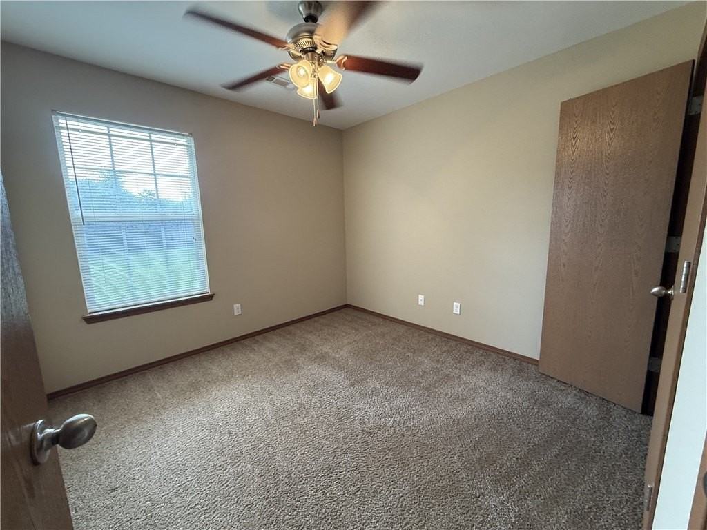 213 Foxglove St - Photo 7 of 11