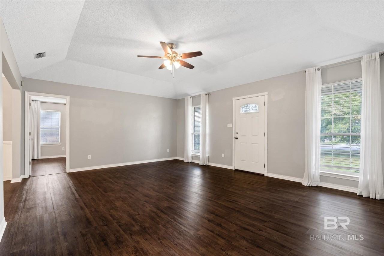 16216 Pointer Dr - Photo 5 of 20