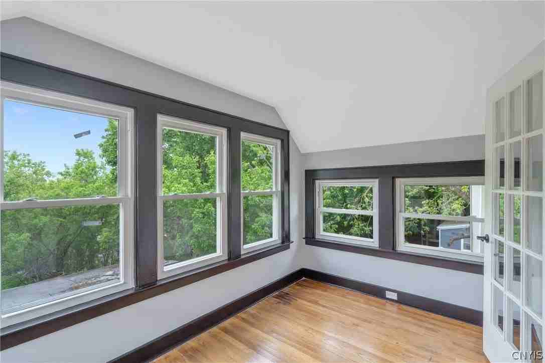 944 Bellevue Ave - Photo 5 of 15