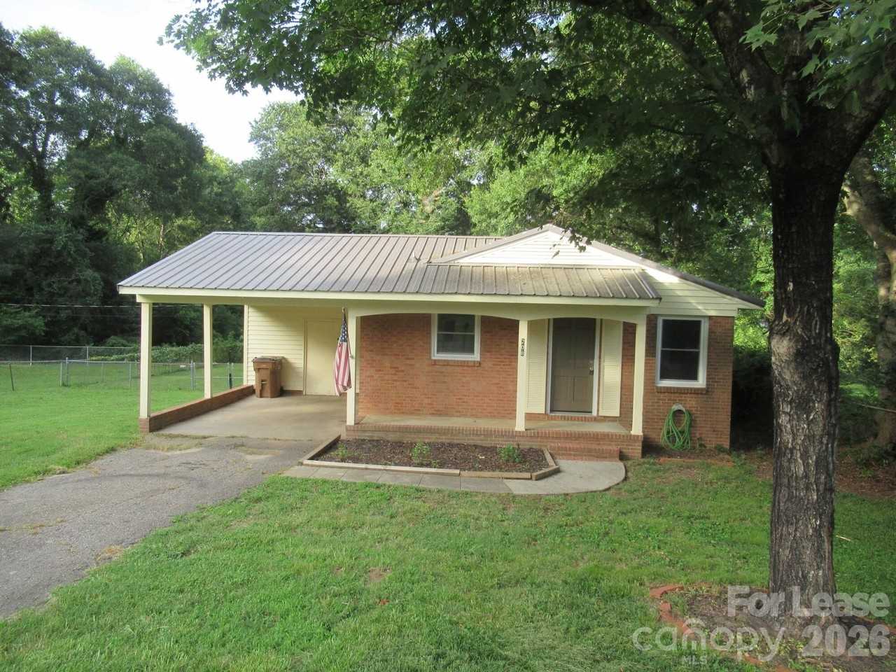 208 Crescent Ct
