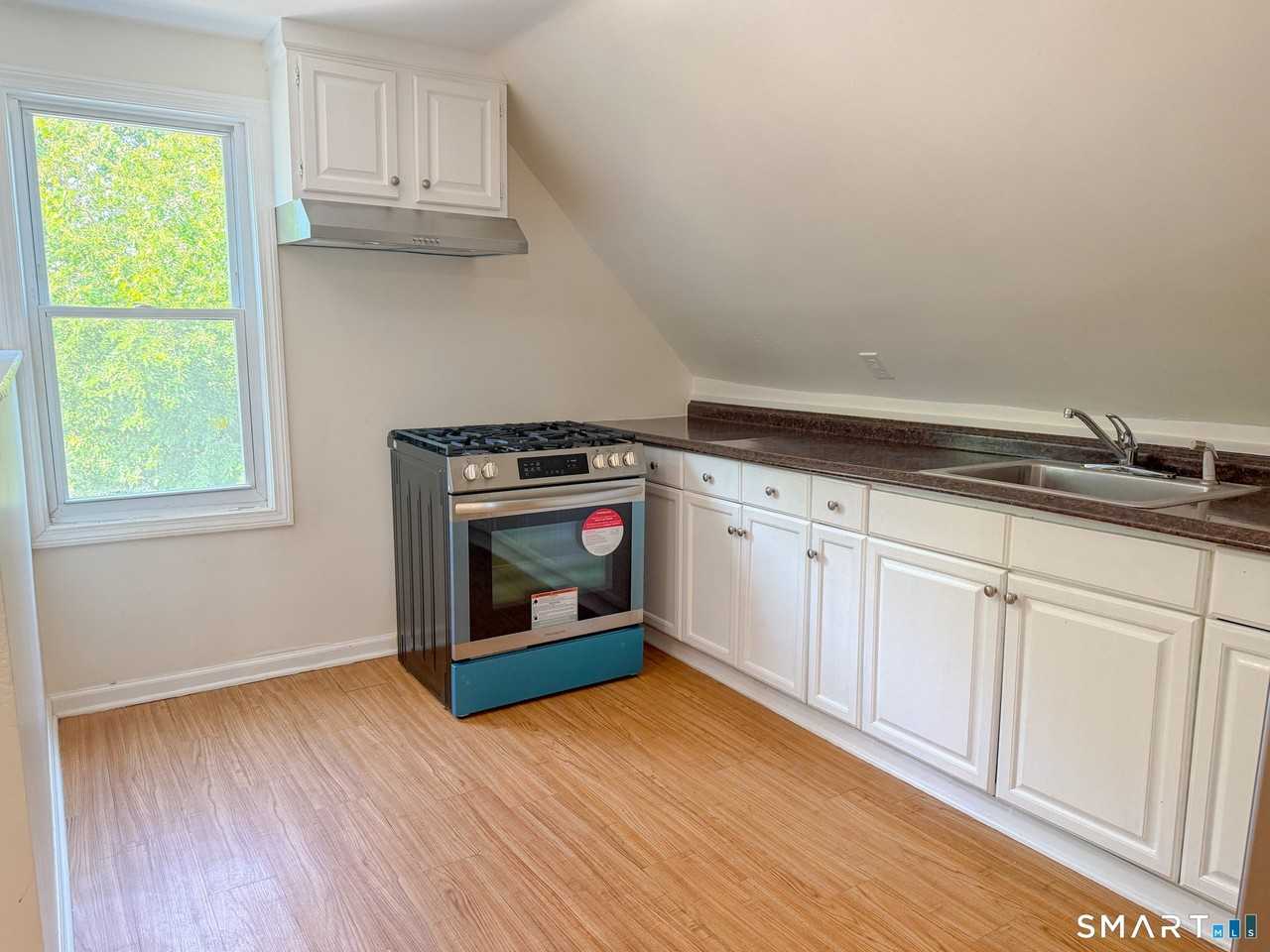 1004 Hancock Ave #3 - Photo 3 of 12