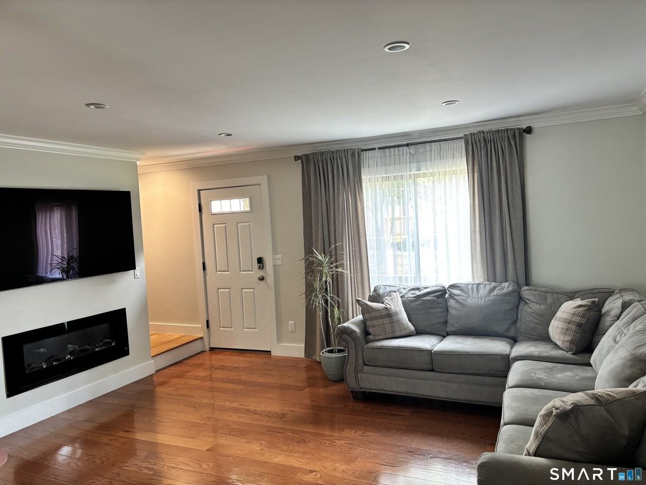 80 Lawn Ave #13 - Photo 2 of 17