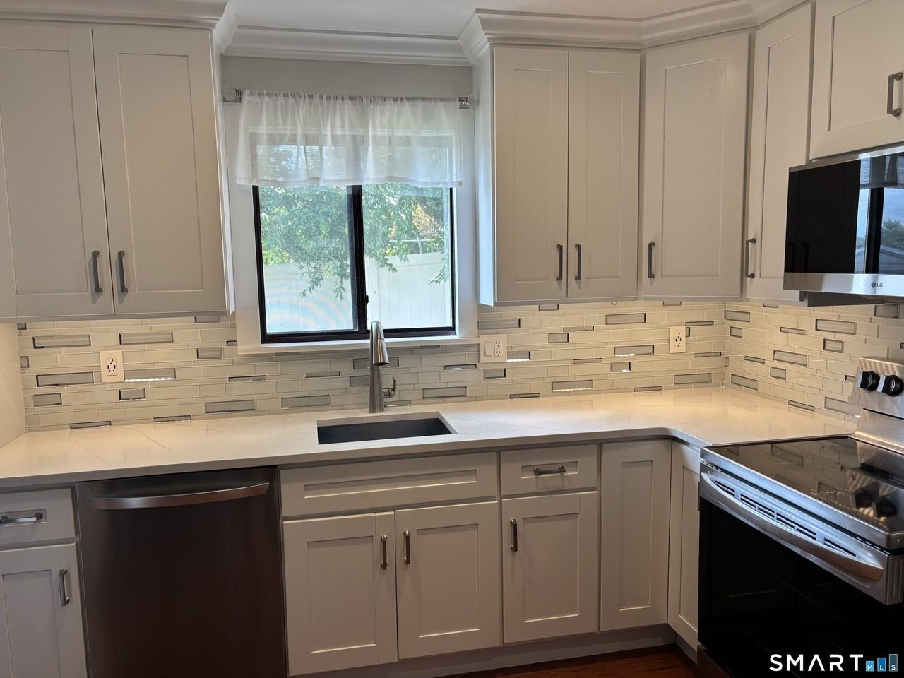 80 Lawn Ave #13 - Photo 5 of 17