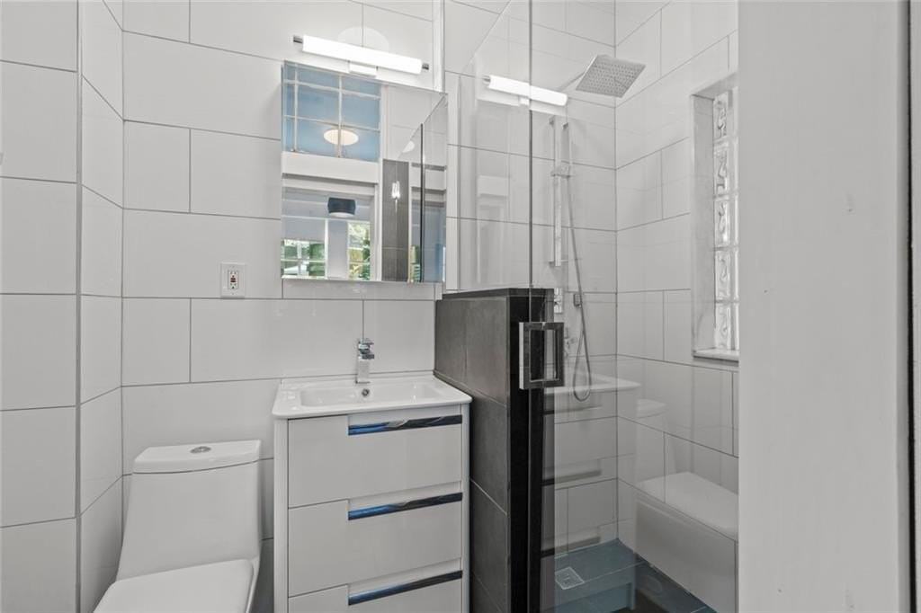 1081 Mcmillan St Nw - Photo 5 of 20