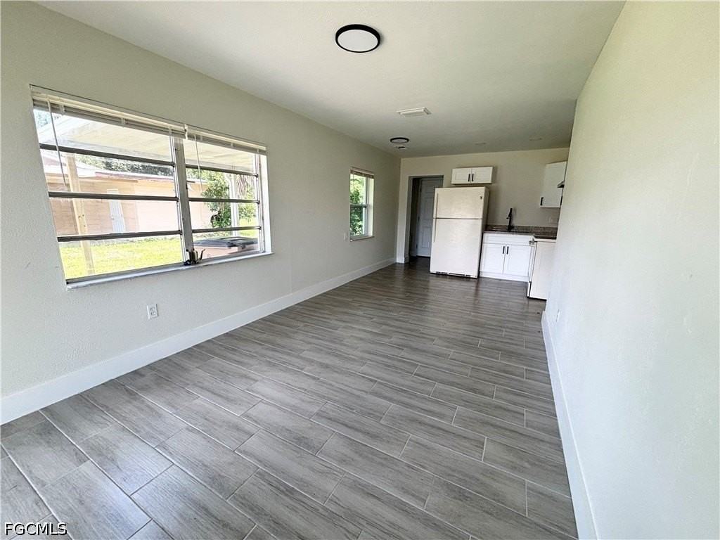 559 Wood Ave - Photo 3 of 19