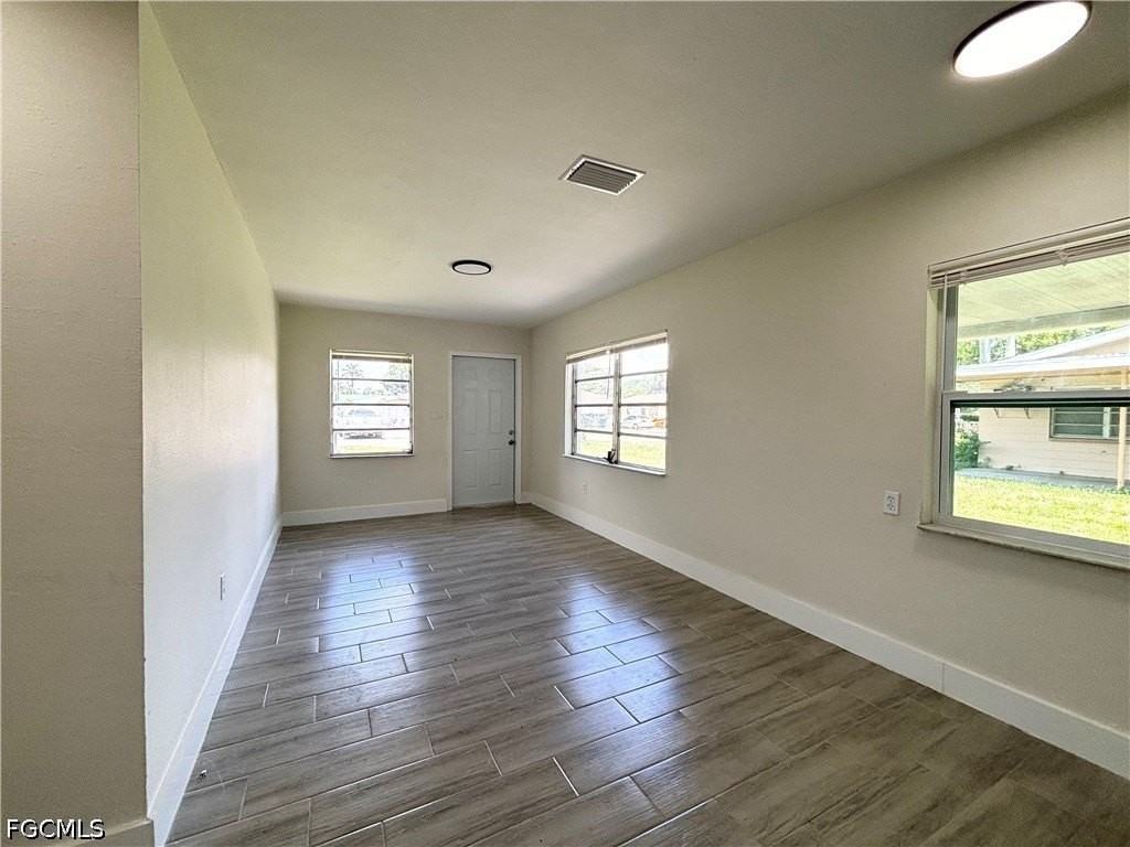 559 Wood Ave - Photo 7 of 19
