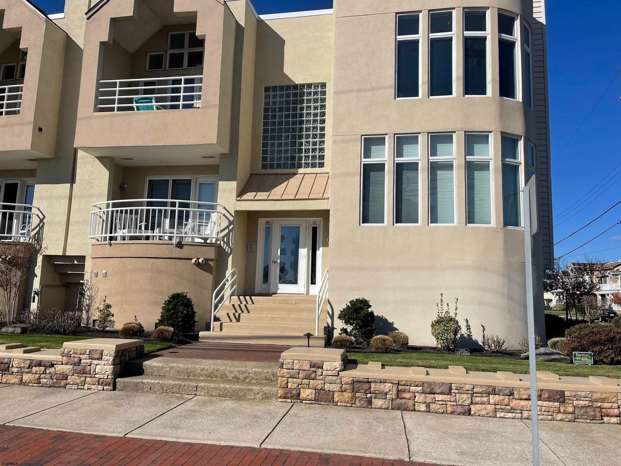 9101 Atlantic Ave - Photo 2 of 16