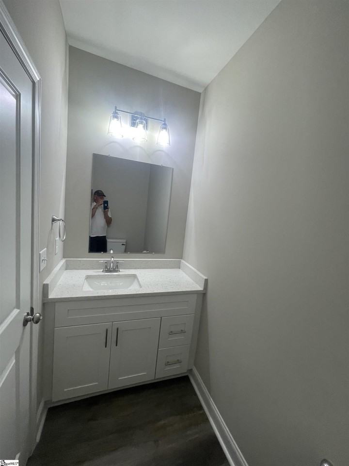 709 Rockcliff St - Photo 6 of 29