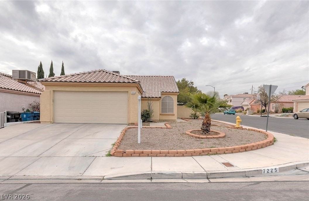 7225 Scenic Hills Dr - Photo 2 of 32