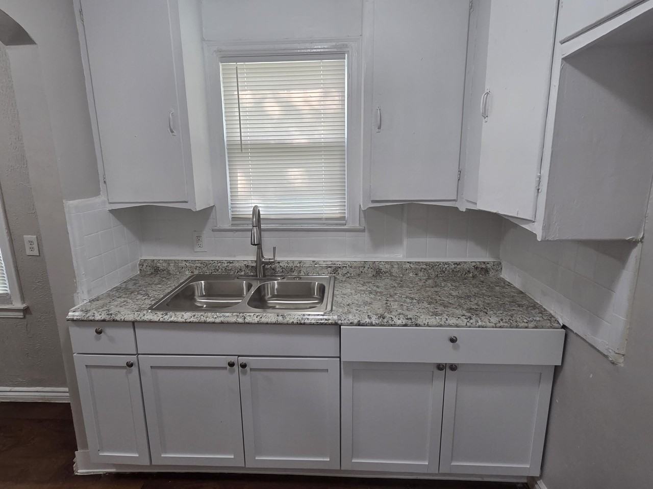 19335 Hoover St - Photo 3 of 9