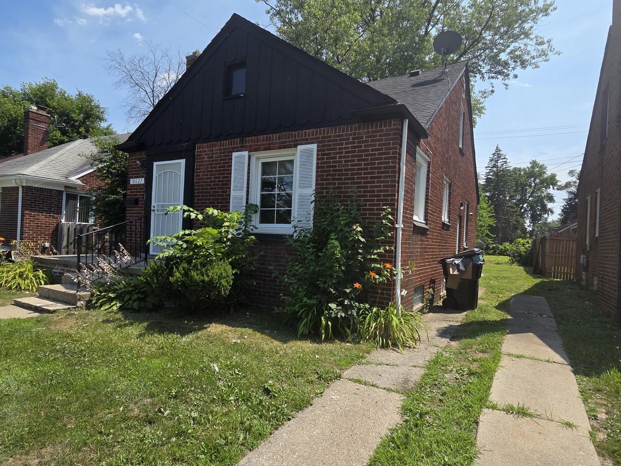 18627 Curtis St - Photo 2 of 25