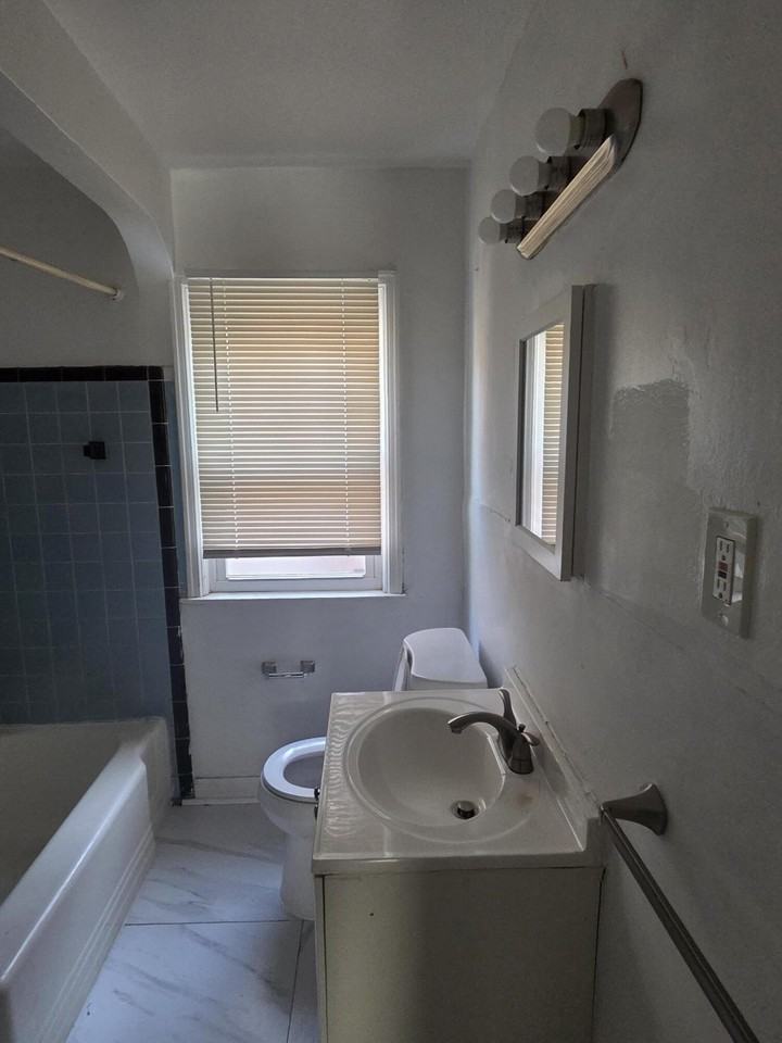 18627 Curtis St - Photo 5 of 25