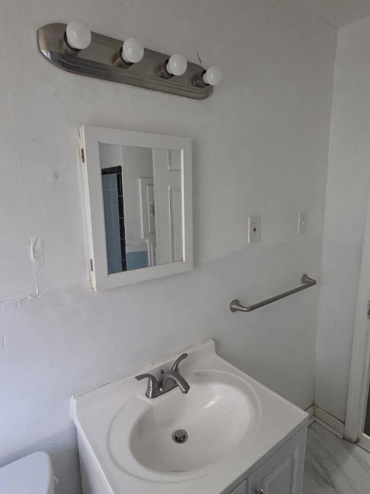 18627 Curtis St - Photo 6 of 25
