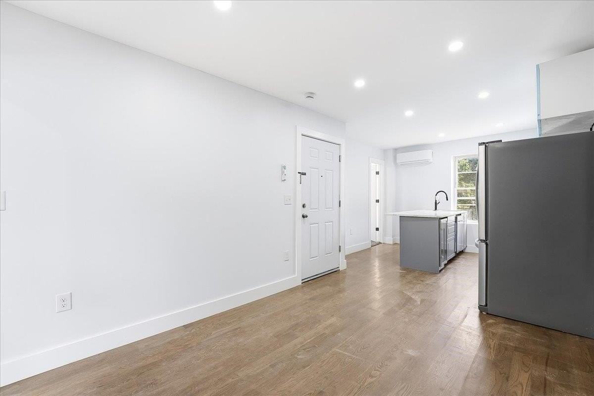 216 6th St #2 - Photo 4 of 14