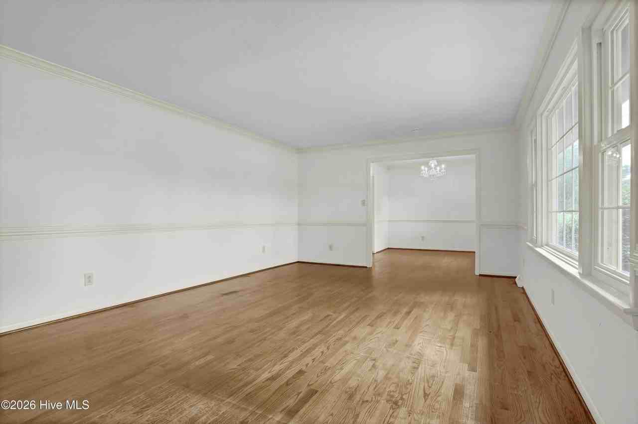 700 Clyde Dr - Photo 6 of 36