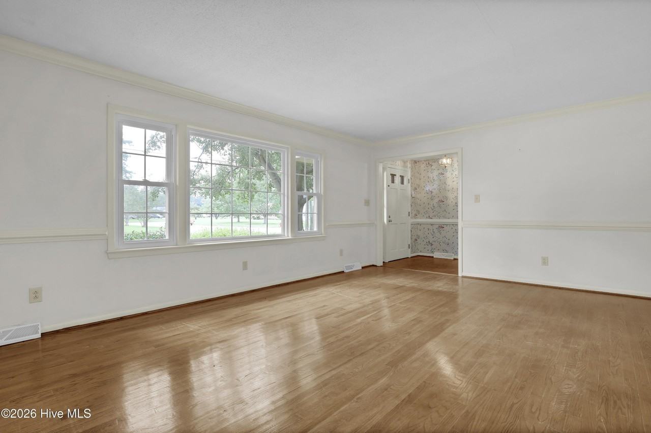 700 Clyde Dr - Photo 7 of 36