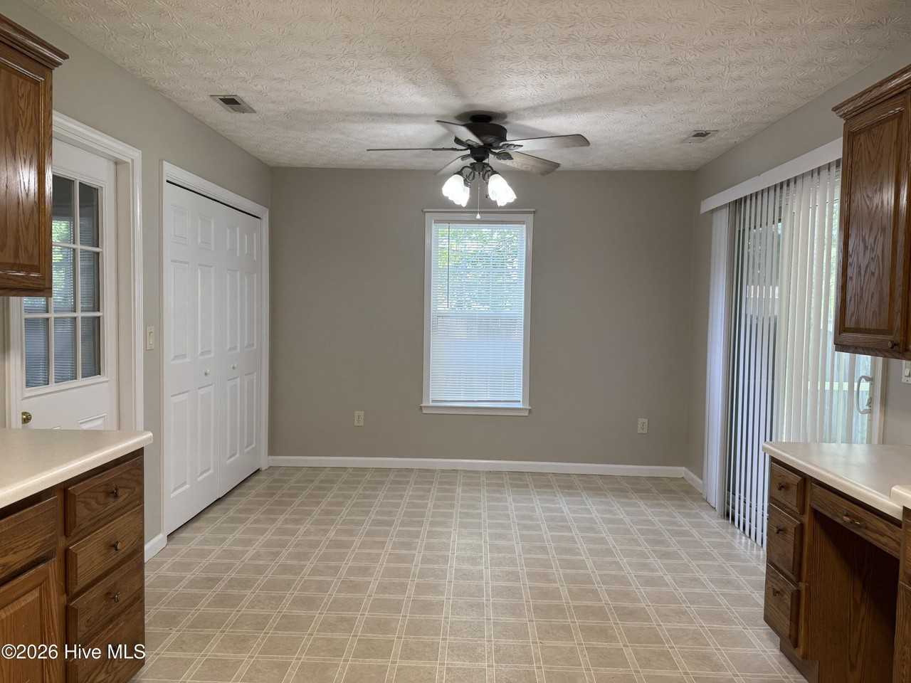 105 Farina Dr - Photo 6 of 22