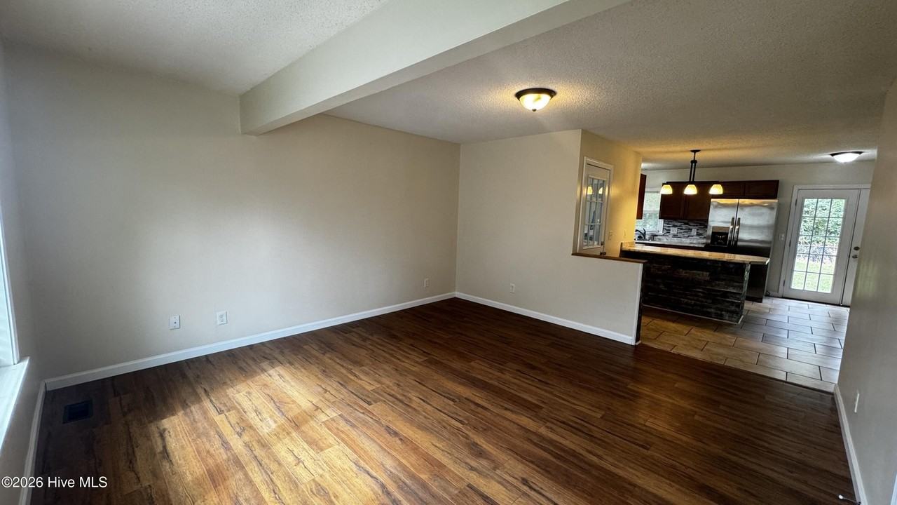 112 Shamrock Dr - Photo 3 of 21