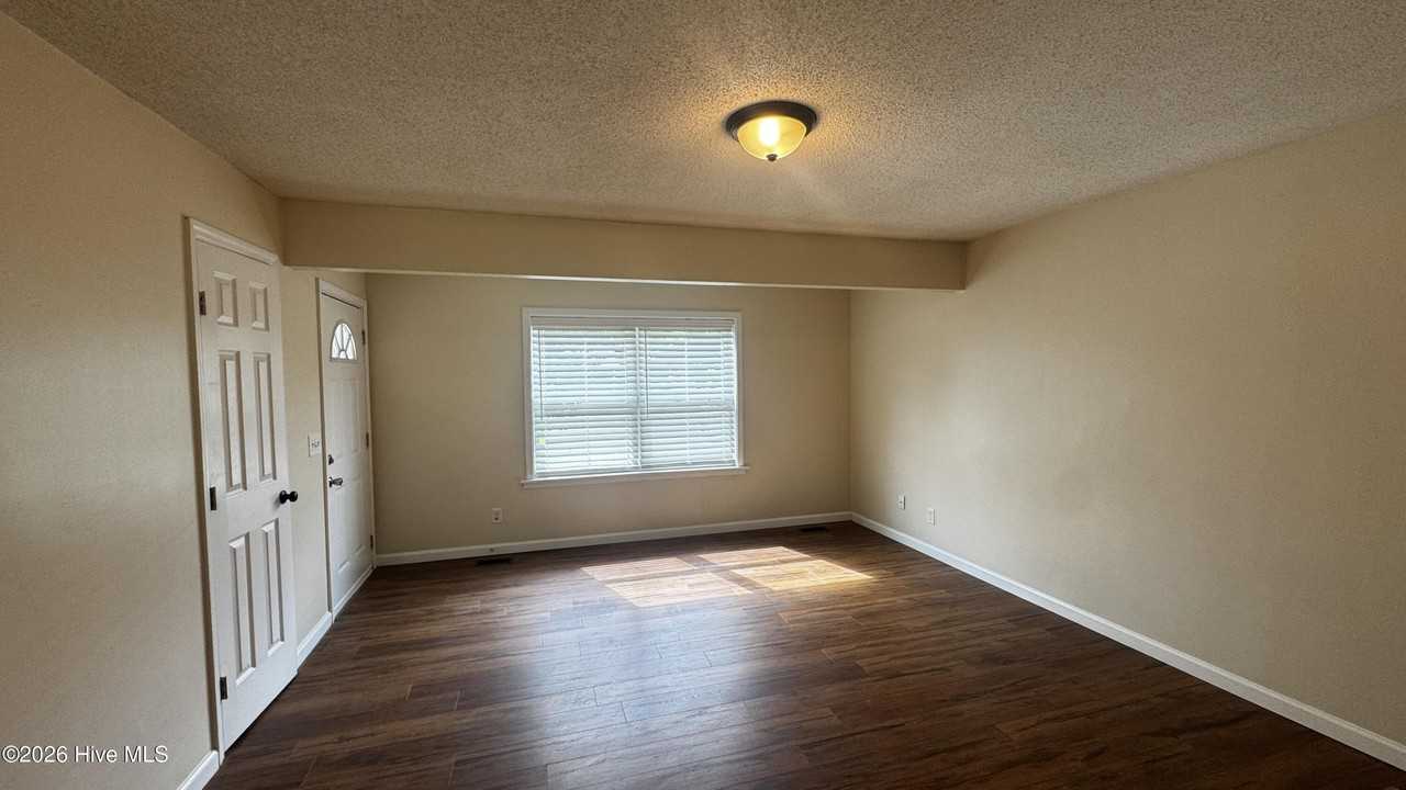 112 Shamrock Dr - Photo 4 of 21