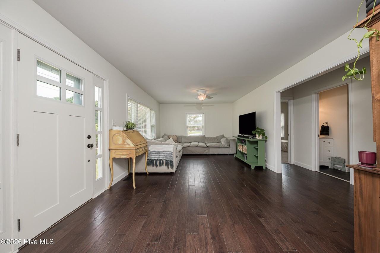 670 Queens Creek Rd - Photo 4 of 39