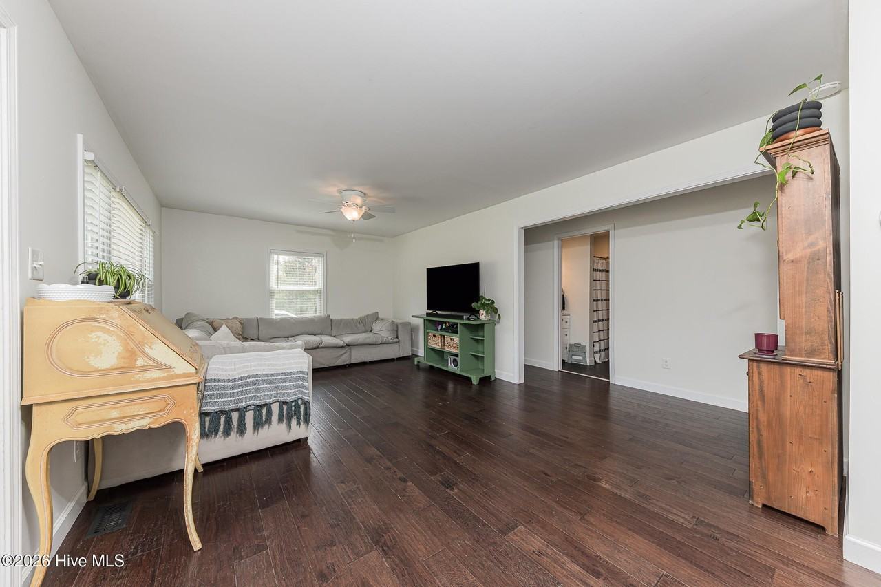 670 Queens Creek Rd - Photo 5 of 39