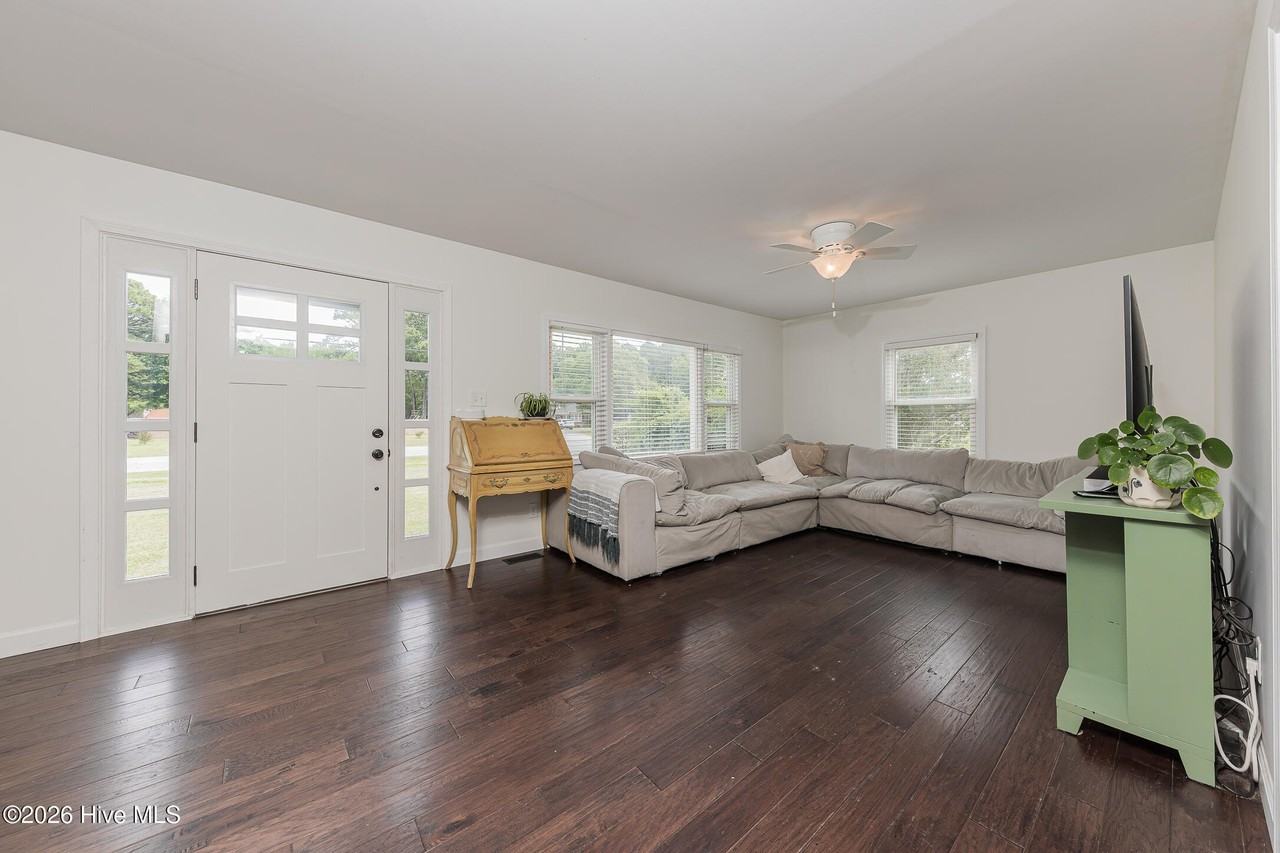 670 Queens Creek Rd - Photo 6 of 39
