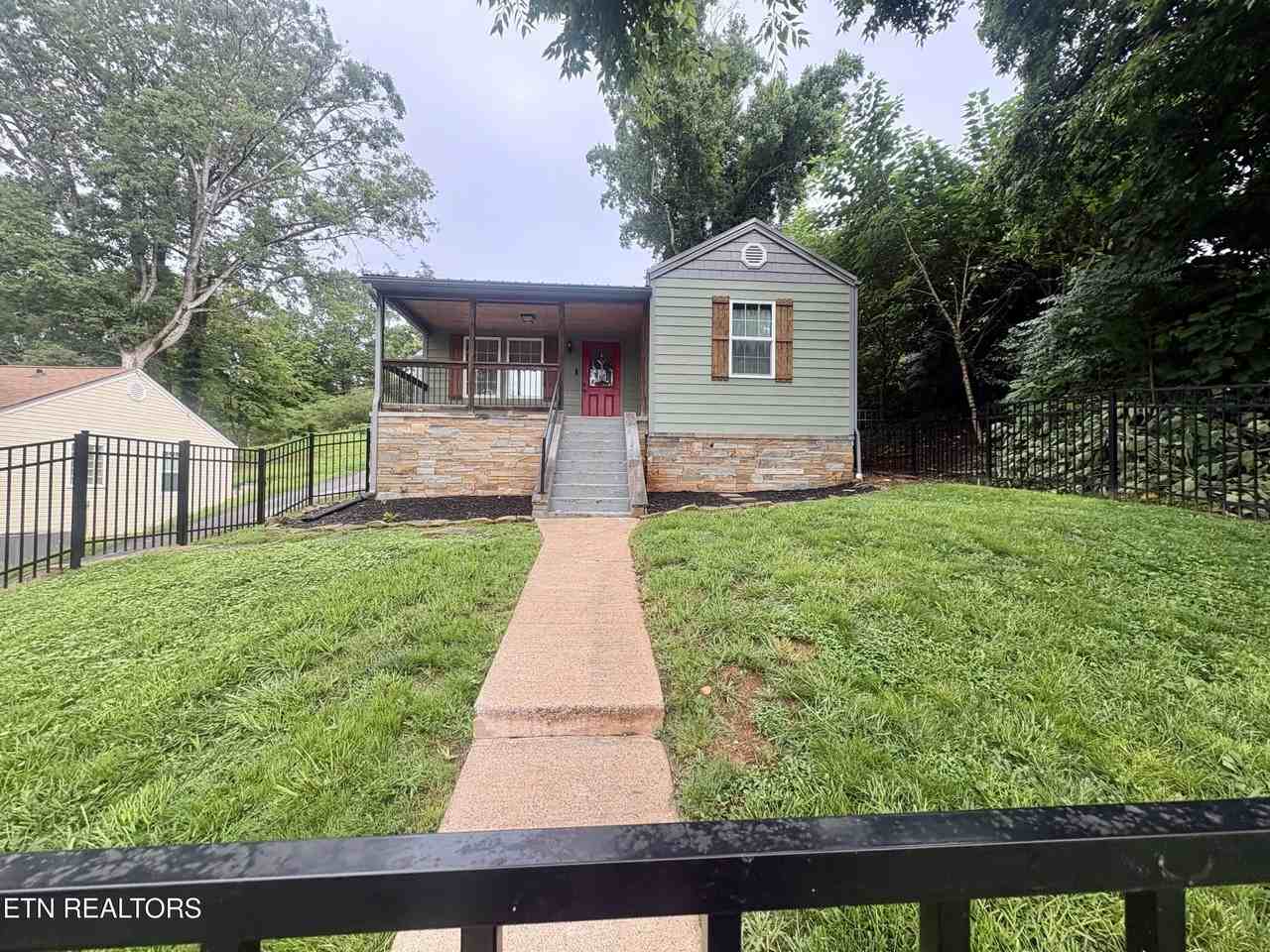 425 Sewanee St - Photo 2 of 16